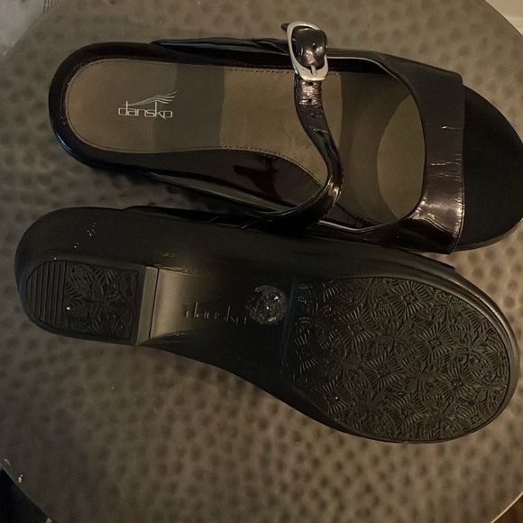 Dansko Sloane Style Sandals Size 7.5-8 Black Patent Leather Slipons - Picture 6 of 12